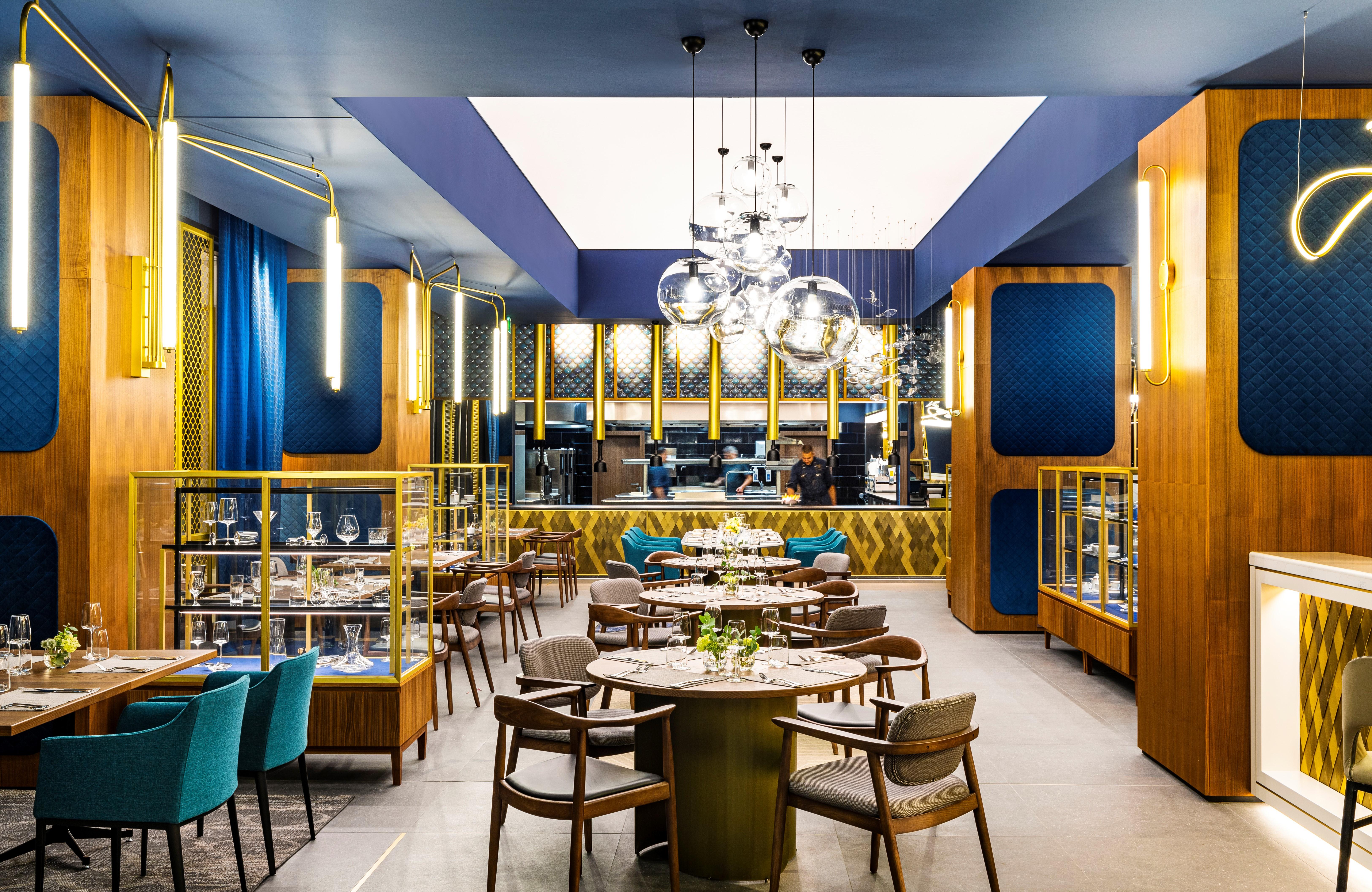 Grand Hotel Millennium โซเฟีย ภายนอก รูปภาพ The photo depicts a modern restaurant interior characterized by sleek and elegant design elements. The space features wooden accents, with warm tones creating an inviting atmosphere. 

Tables are arranged centrally, surrounded by comfortable upholste