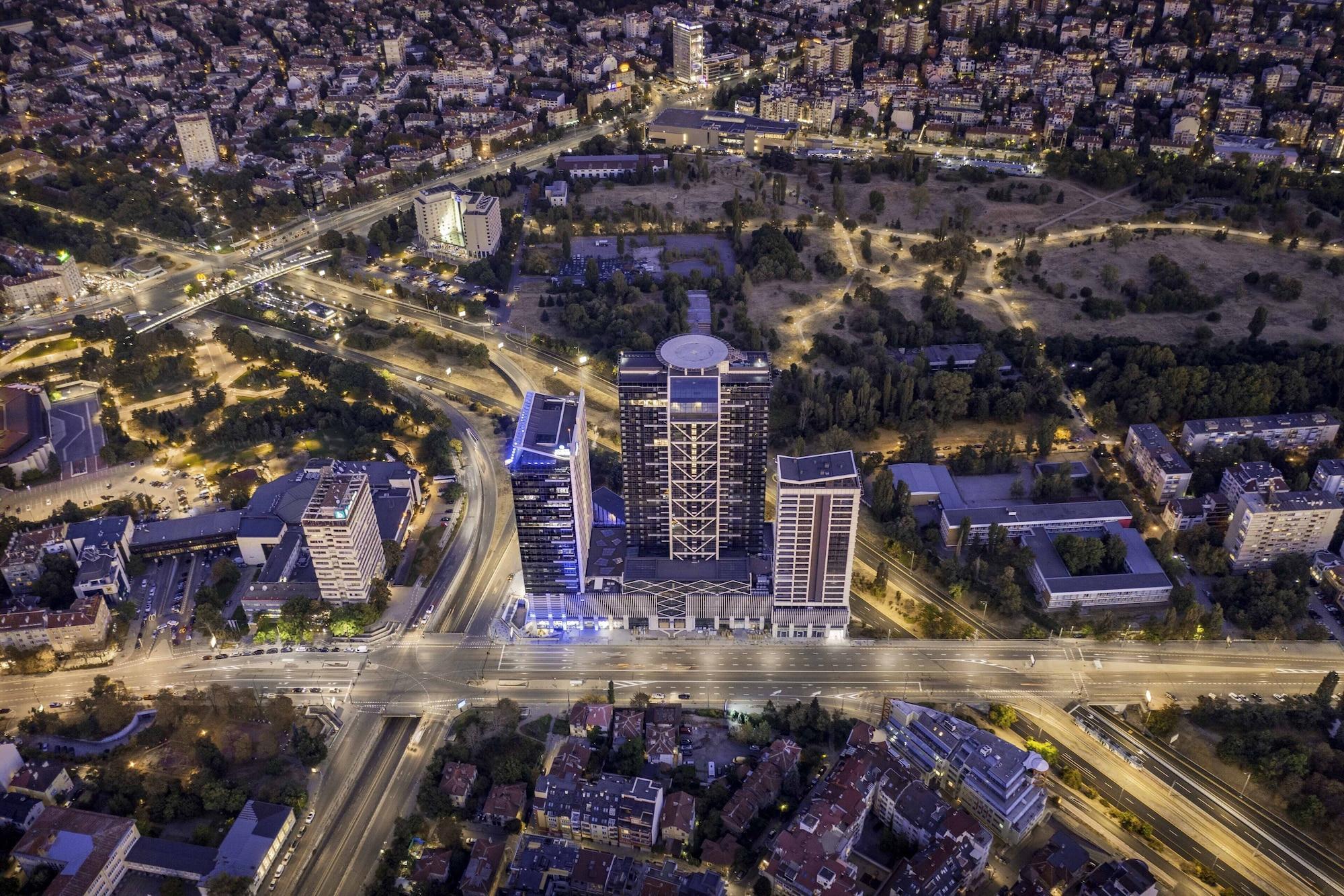 Grand Hotel Millennium โซเฟีย ภายนอก รูปภาพ The complex at night