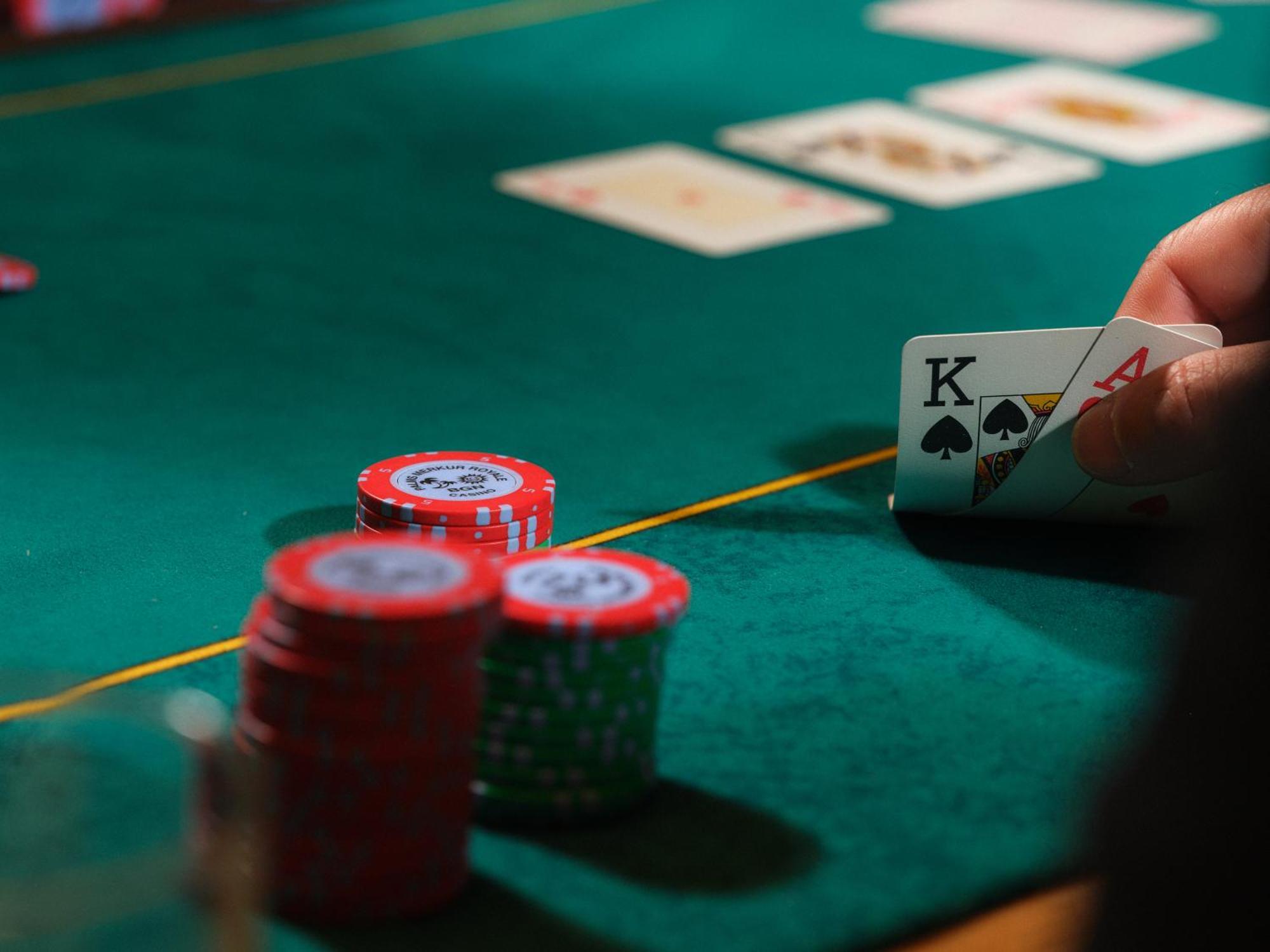 Grand Hotel Millennium โซเฟีย ภายนอก รูปภาพ A player checking in Texas hold 'em